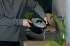 Fiskars Hard Face Cocotte 22 Cm -Kinifeses Comercio FHF1020875 04 fiskars hard face 1